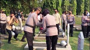 Menyambut HUT Ke-74 Bhayangkara, Kapolri Jenderal Idham Azis Mempin Upacara Tabur Bunga di Taman Makam Pahlawan Kalibata