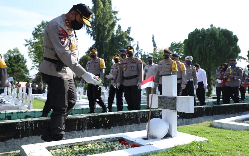 Rangkaian dari Peringatan Hari Bhayangkara Ke-74, Kapolda Sumut Ziarah ke Taman Makam Pahlawan