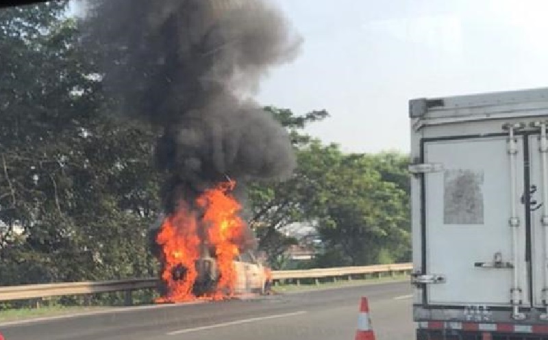 Satu Unit Mobil SUV Terbakar di Tol JORR Km 48.400 di Bekasi arah Cakung 