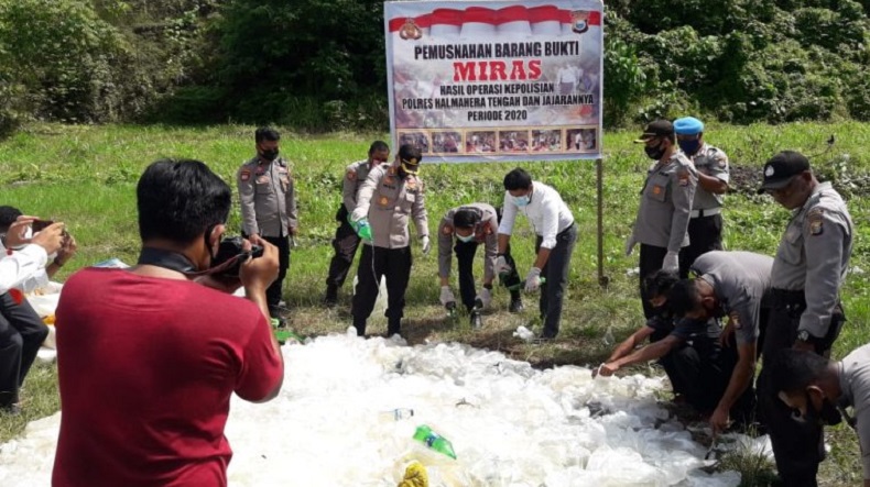 Ribuan Botol Minuman Keras dari Berbagai Jenis Dimusnahkan di Mapolres Halmahera Tengah