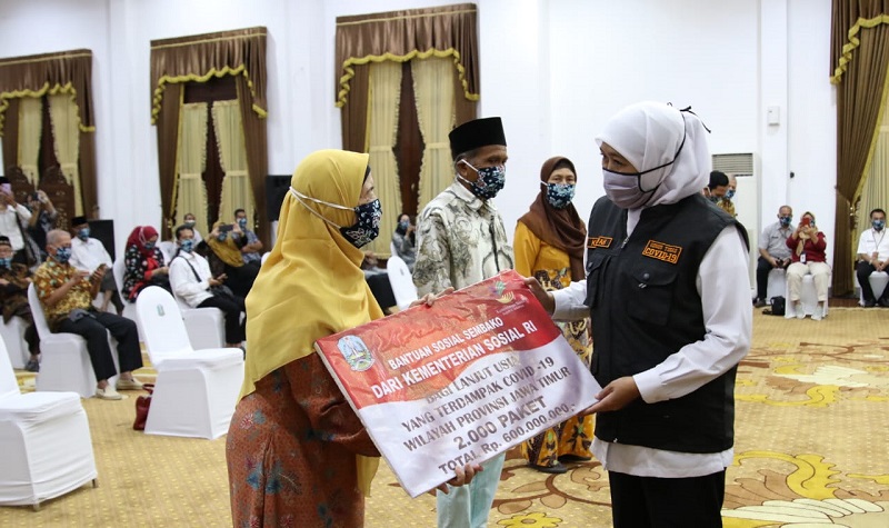Pemerintah Memberi Bansos Berupa Paket Sembako Pada 2.300 Lansia di Jawa Timur, 'Lansia Paling Rentan Terpapar Covid-19'