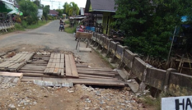 Warga Dusun Setingga yang Berbaysan Dengan Malaysua di Kabupaten Sambas kalbar Keluhkan Jembatan Rusak Tak Diperbaiki