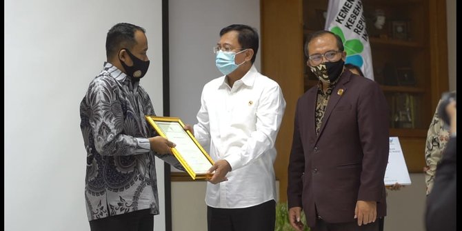 Menkes Terawan Melakukan Kunker Ke Sejumlah RS di Solo Raya, Serahkan Santunan untuk Tenaga Kesehatan Sukoharjo yang Gugur Tangani Covid-19