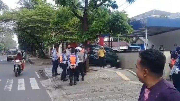 Mobil Loncati Trotoar lalu Tabrak Dinding Bangunan di Jalan Diponegoro Kota Bandung