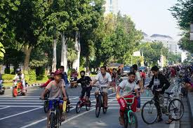 PSBB Transisi, Pesepeda dan Pejalan Kaki Memadati Jalan Medan Merdeka Selatan Jakarta Pusat 