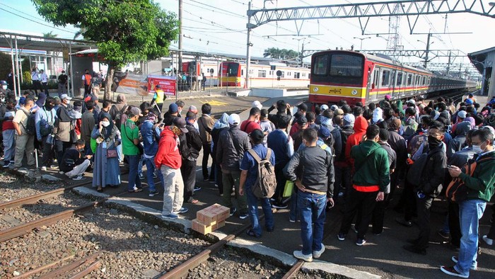 Wali Kota Bogor Menilai Penyediaan Bus Untuk Mencegah Penumpukan Penumpang KRL Jabodetabek di Stasiun Bogor Dinilai Belum Efektif