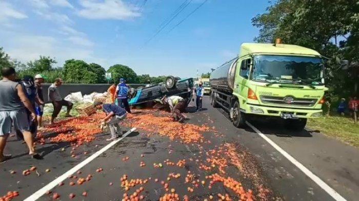Kecelakaan Tunggal di Tol Cipularang Km 86+400, Truk Pikap Muatan Tomat Terbalik di Tengah Jalan
