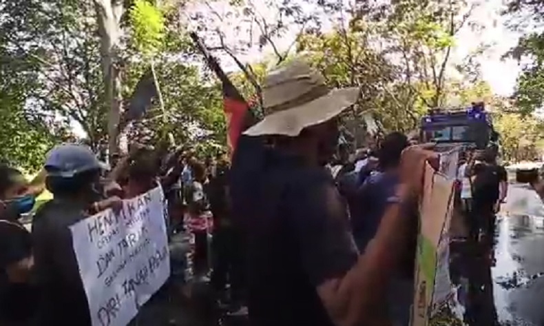 Mengabaikan Protokol Kesehatan Virus Corona, Polisi Membubarkan Aksi Demo yang Digelar Sejumlah Mahasiswa Papua di Denpasar