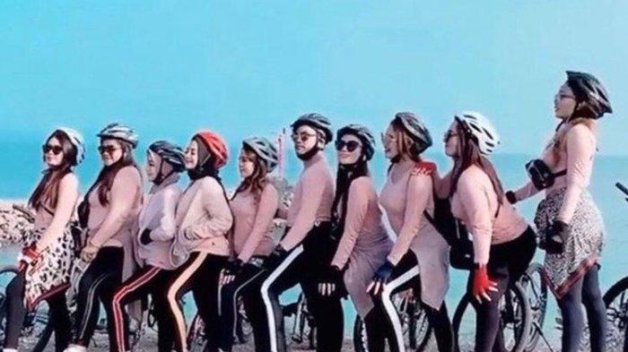 Aksi 10 Pesepeda Wanita Berbaju Ketat Warna Pink Buat Wali Kota Aceh Geram, Dapat Sanksi dan Dibina