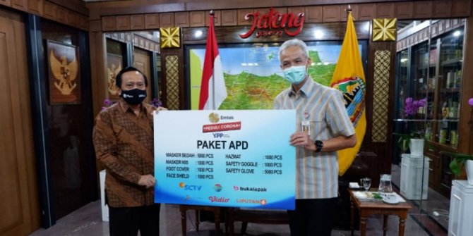 EMTEK Peduli Corona Melalui YPP Menyerahkan 1.000 Paket APD ke Gubernur Jawa Tengah (Ganjar Pranowo)