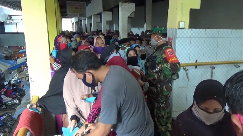 Para Pedagang di Pasar Sentral Sengkang Kabupaten Wajo Menggelar Ritual Tolak Bala Virus Corona