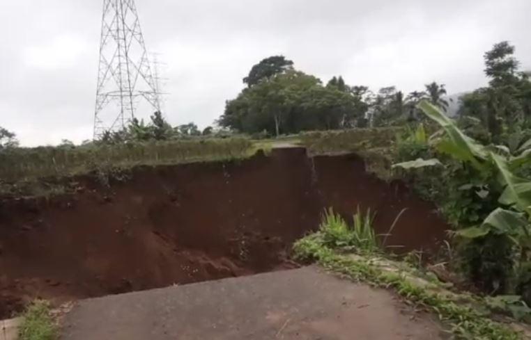 Tanah Longsir Jembali Terjadi di Desa Margalaksana Kabupaten Tasikmalaya, Jalan Akses yang Biasa Digunakan Warga Terputus