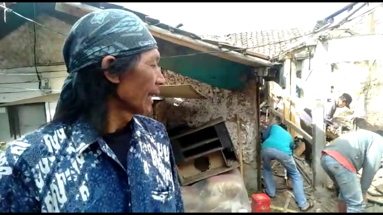 Warga Desa Kertawangi Cisarua, Gotong Royong Melalui Gerakan Peduli Rumash Miskin