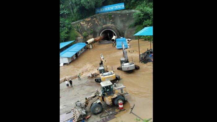 Banjir Bandang di Depan Terowongan Proyek Kereta Cepat Jakarta-Bandung, Ini Foto-fotonya