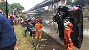 Mobil Tercebur di Kalimalang Bekasi, Satu Korban Atas Peristiwa Tersebut Belum Ditemukan