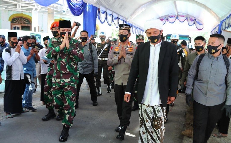 Panglima TNI Bersama Kapolri Jendral Polisi Tinjau Disiplin Protokol Covid-19 di Ponpes Subulul Huda Jatim
