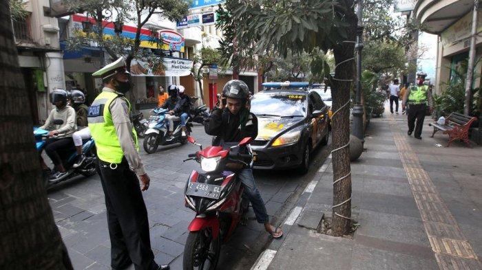 Masker Harus Digunakan Warga Jawa Barat Saat Berada di Tempat Umum, Razia Masker Mulai Dilakukan Polisi Bandung, Pekan Depan Tak Pakai Masker Bisa Didenda Rp 100 Ribu 