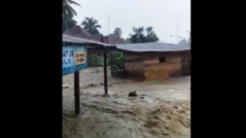 Enam Unit Rumah di Bantaran Sungai Boyantongo Sulawesi Tengah Hanyut Terseret Banjir, Tak Ada Korban Jiwa
