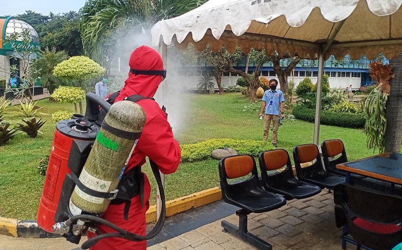 Pandemi Virus Corona, Pemprov DKI Jakarta Melalui Disgulkarmat Melakukan Penyemprotan Disinfektan di TMII