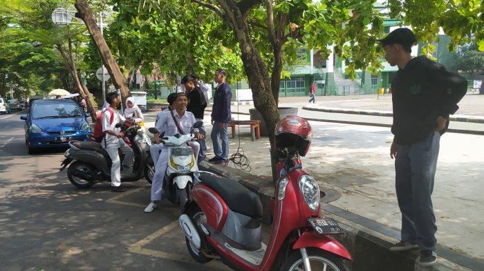 Hari Pertama Masuk Sekolah, Puluhan Pelajar di Sukabumi Malah Nongkrong di Alun-alun Palabuhan Ratu