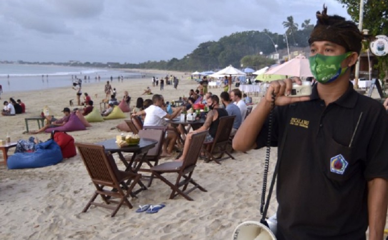 Sejumlah Pantai di Kawasan Jimbaran Bali Mulai Dikunjungi, Pecalang Awasi Protokol Kesehatan Pengunjung