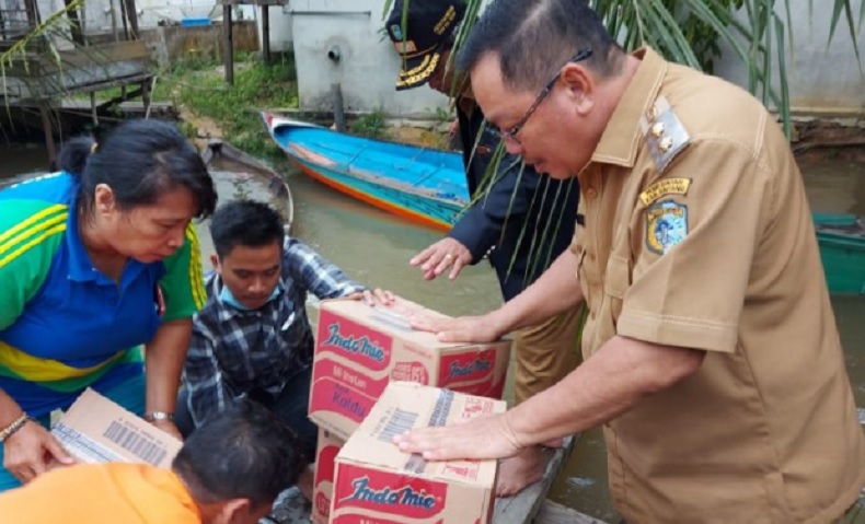 Wakil Bupati Sintang Kalbar Menyalurkan Bantuan Sembako Untuk Warga Terdampak Banjir Bandang di Tiga Kecamatan