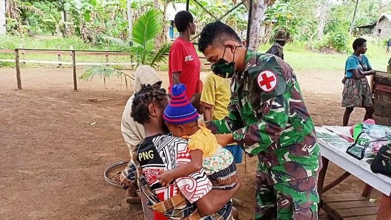 Prajurit TNI dari Satuan Tugas Pamtas Yonif 125/Si'mbisa Berkeliling Kampung Membantu Pengobatan Warga Perbatasan Indonesia-Papua Nugini