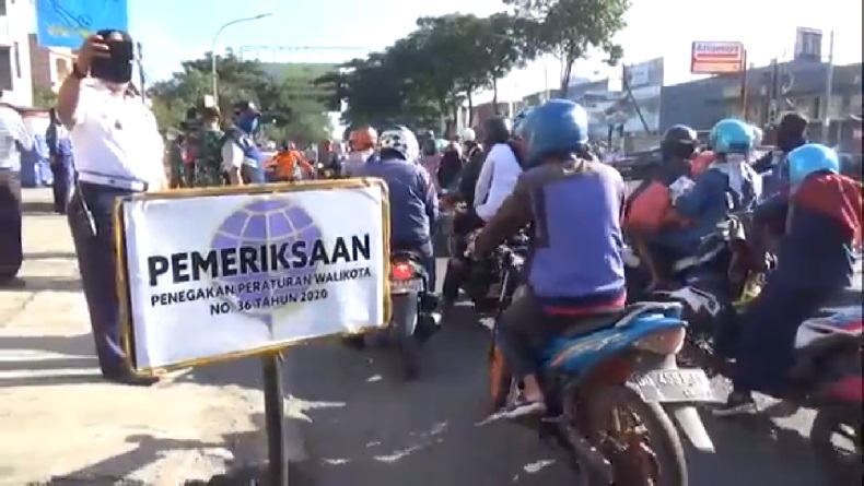 Kebijakan Pembatasan Wilayah di Kota Makassar Agak Mirip Dengan PSBB, Ratusan Kendaraan Antre Masuk Makassar
