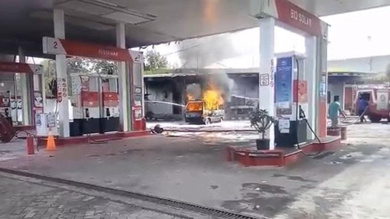 Sebuah Mini Bus Terbakar di Sebuah SPBU di Pamekasan, Terbakar saat Mengisi BBM Pakai Jerigen