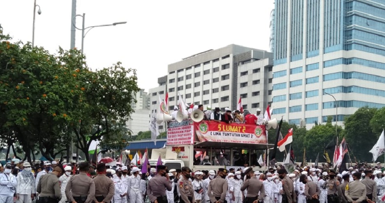 Massa Memenuhi Gedung DPR RI Untuk Menggelar Aksi Unjuk Rasa, Protes RUU HIP dan Omnibus Law