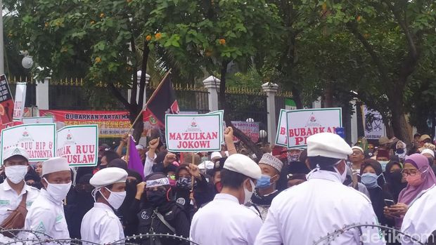 Massa Demo DPR Tuntut Pemakzulan Jokowi dan Bubarkan PDIP