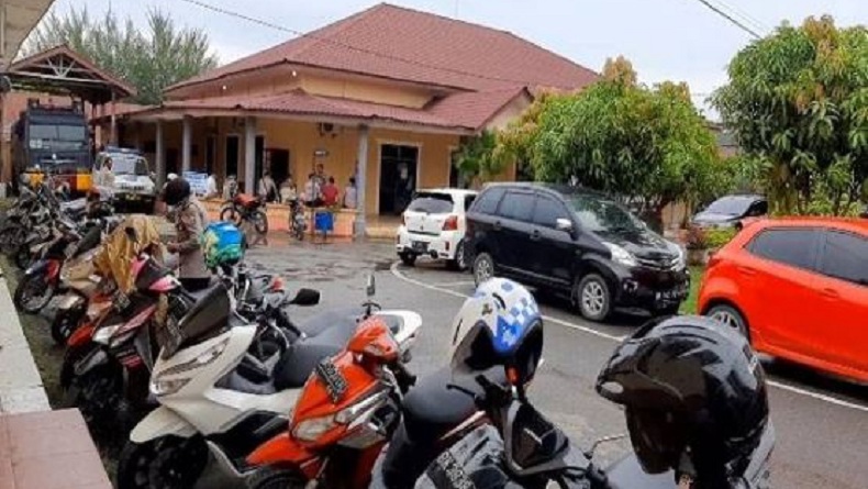 Tim Penyidik KPK memeriksa Bupati Khairuddin Syah di Polres Labuhanbatu Utara