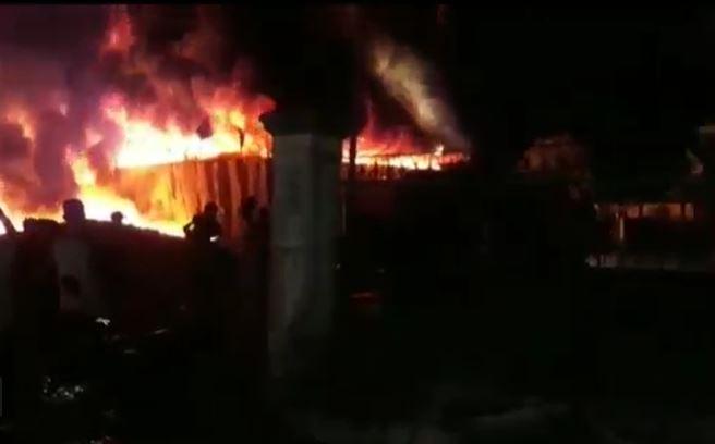 Dua Gudang Penyimpanan Barang Bekas di Desa Panguragan Wetan Kabupaten Cirebon Ludes Terbakar