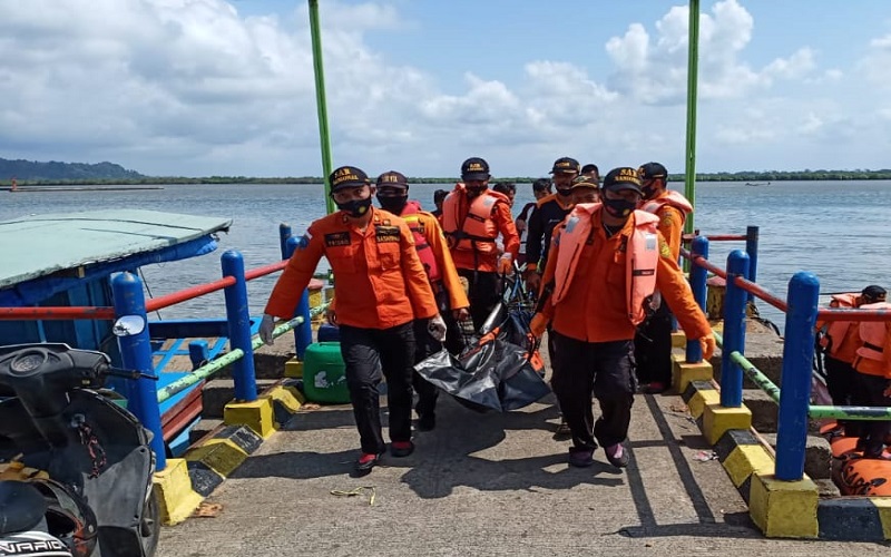 Tim SAR Gabungan Menemukan Seorang Pemancing yang Tenggelam di Perairan Kotwaru Segara Anakan Kabupaten Cilacap, Ditemukan Meninggal