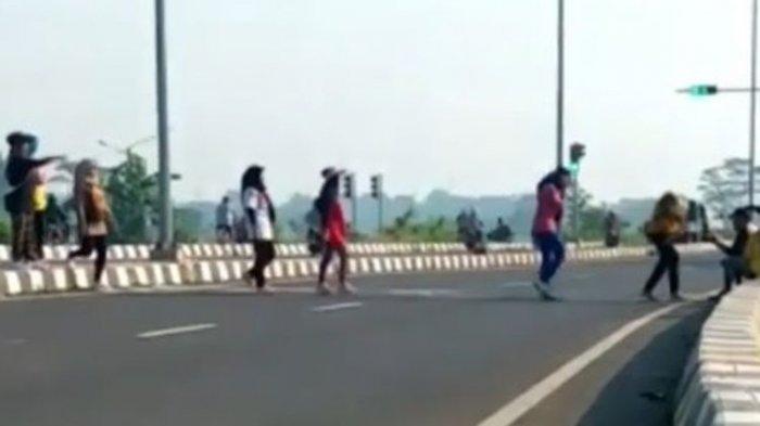 Video Viral, Aksi Emak-emak Joget TikTok di Tol Sentono Pekalongan, Polisi: Membahayakan Orang Lain