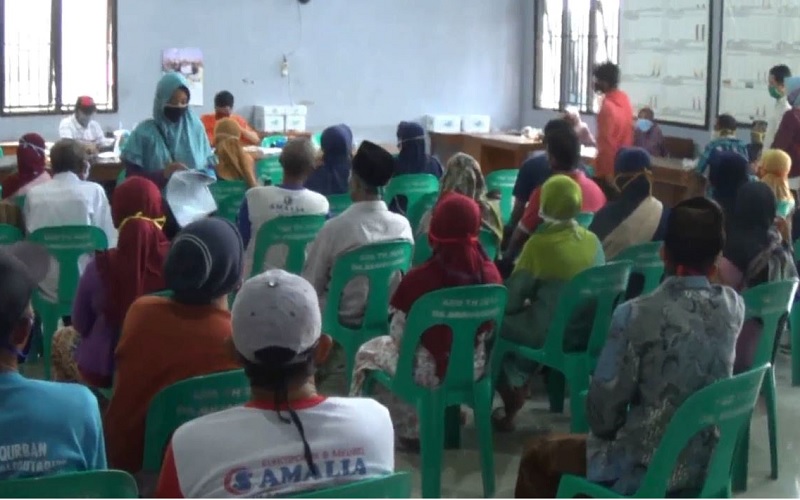 Ratusan Warga yang Antre Mengambil Bantuan Sembako Abaikan Protokol Kesehatan di Balai Desa Brangsong Kendal, 'Warga Ngeyel'