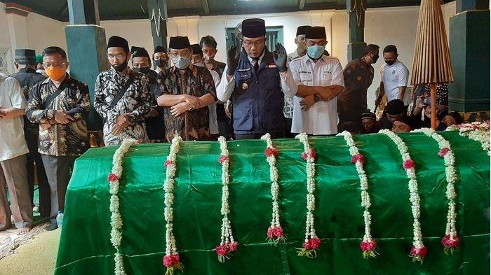 Ridwan Kamil Melayat ke Keraton Kasepuhan Cirebon, Lalu Mengimami Salat Jenazah Sultan Sepuh XIV