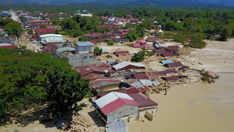 Presiden Jokowi Mengirimkan 10.000 Paket Sembako Kepada Masyarakat Terdampak Bencana Alam Banjir di Kabupaten Luru Utara