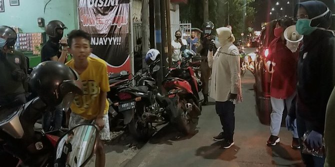 Kedapatan Tak Memakai Masker, Wali Kota Surabaya Memberikan Sanksi Push Up Kepada Puluhan Remaja