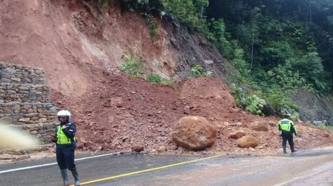 Curah Hujan yang Tinggi, Longsor Terjadi di Bukit Pulai Sumatera Barat dan Menutupi Sebagian Badan Jalan
