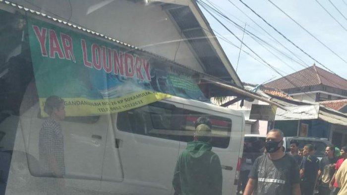 Kecelakaan Lalu Lintas, Diduga Hindari Konvoi, Mobil Hantam Kios Laundry di Purwakarta