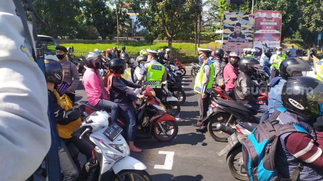 Polrestabes Bandung Mulai Mensosialisasikan Aturan Wajib Masker, Warga Bandung Wajib Pakai Masker di Tempat Umum