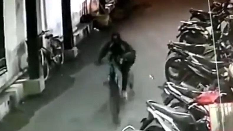 Aksi pencurian Sepeda  Terjadi di Probolinggo Jatim, Terekam CCTV