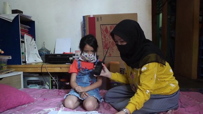 Proses Belajar Mengajar Secara Daring di Pelosok Daerah Kabupaten Cianjur, Polres Cianjur Pinjamkan Handy Talkie