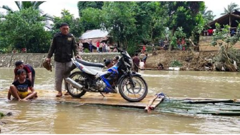 Jembatan Ambruk Akibat Banjir, Warga Kabupaten Bolaang Mongondow yang Ingin Menyebrangi Sungai Harus Menunggu Giliran Dijemput