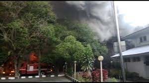 Kebakaran Terjadi di Kantor Dinas Kesehatan Sulawesi Selatam Kota Makassar, Lebih dari 10 Mobil Damkar Diterjunkan