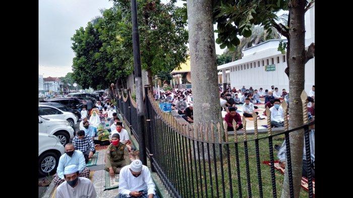  Salat Idul Adha 1441 H di Masjid Agung Kota Tasikmalaya Membuat Jemaah Meluber Hingga Ke Trotoar Jalan, Tapi Tetap Terapkan Jaga Jarak 