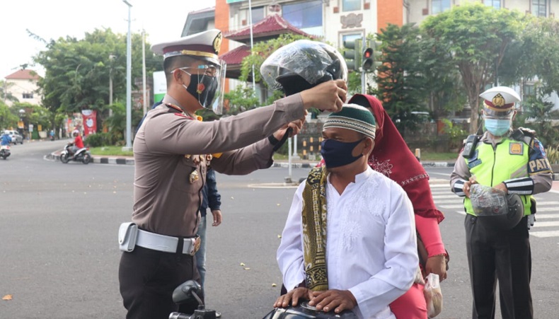 Pulang Salat Idul Adha 1441 H, Warga Denpasar  Bali Dapat Helm Gratis