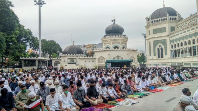Ratusan Warga di Kota Medan Mengikuti Salat Idul Adha 1441 H, Langgar Aturan Physical Distancing
