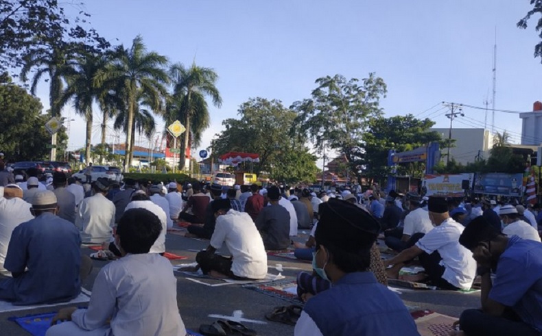 Pemkot Pontianak Menggelar Salat Idul Adha  di Taman Alun-Alun Kota, Khatib Ajak Warga Patuhi Protokol Kesehatan